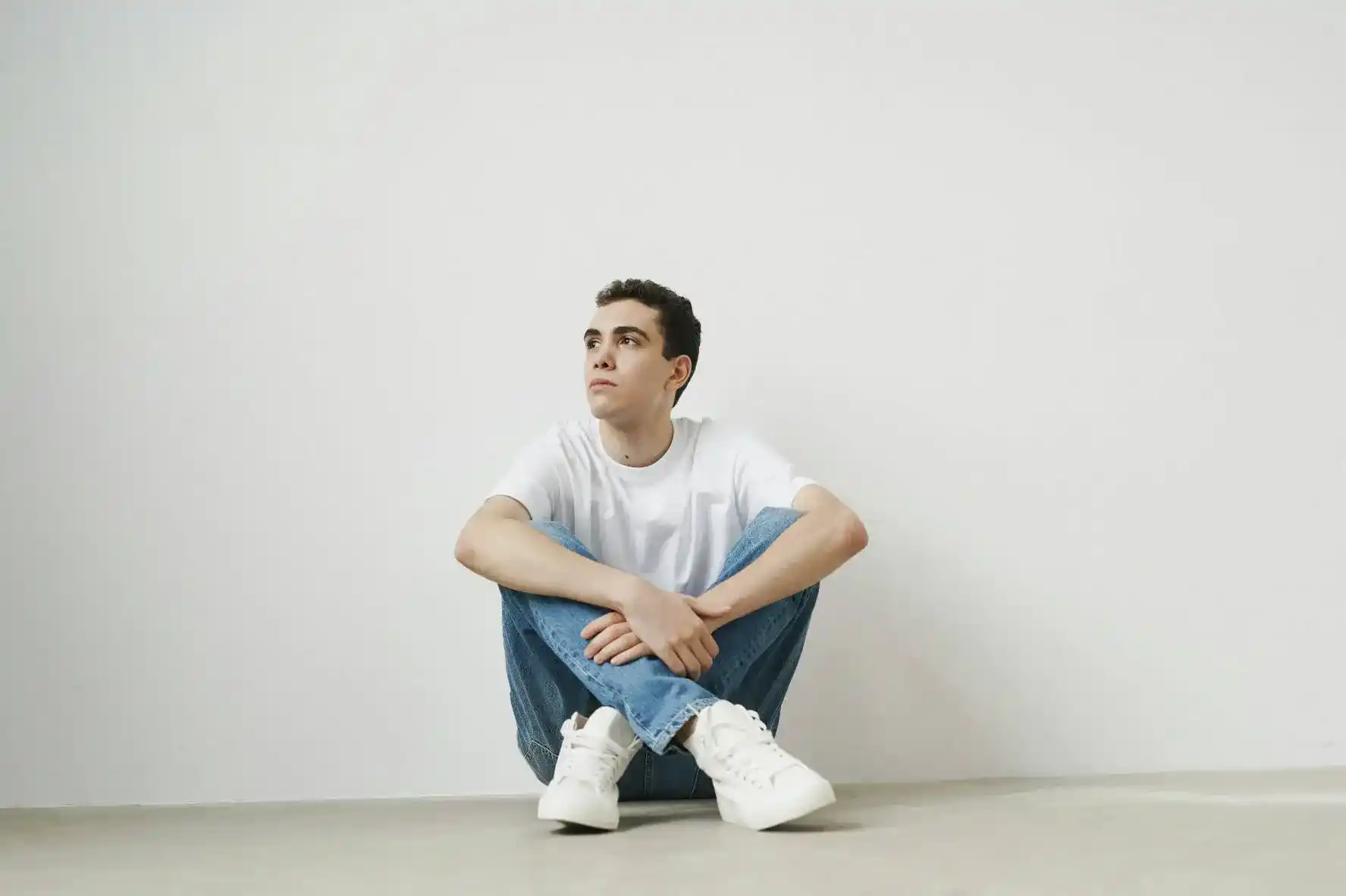 White Sneakers for Men vs. Women: Style Tips That Work